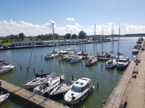 Ferienwohnung Yachthafenidyll - direkte Wasserlage am Hafen